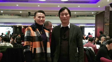 鳳凰果山茶油是一個(gè)不錯(cuò)的產(chǎn)品，但是好產(chǎn)品也需要進(jìn)行包裝的，于是我們找到了專(zhuān)注農(nóng)業(yè)的中擂策劃公司，中擂為我們提供了全套優(yōu)質(zhì)品牌服務(wù)，把品牌打響了，并成功舉辦了招商洽談會(huì)。